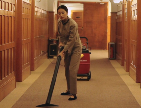 老板結婚日常保潔員忍痛隨禮但打開喜糖掉淚